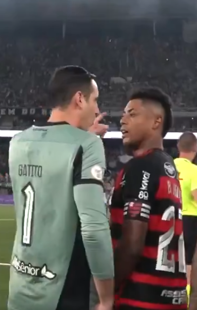 Gatito provoca Bruno Henrique no fim do jogo