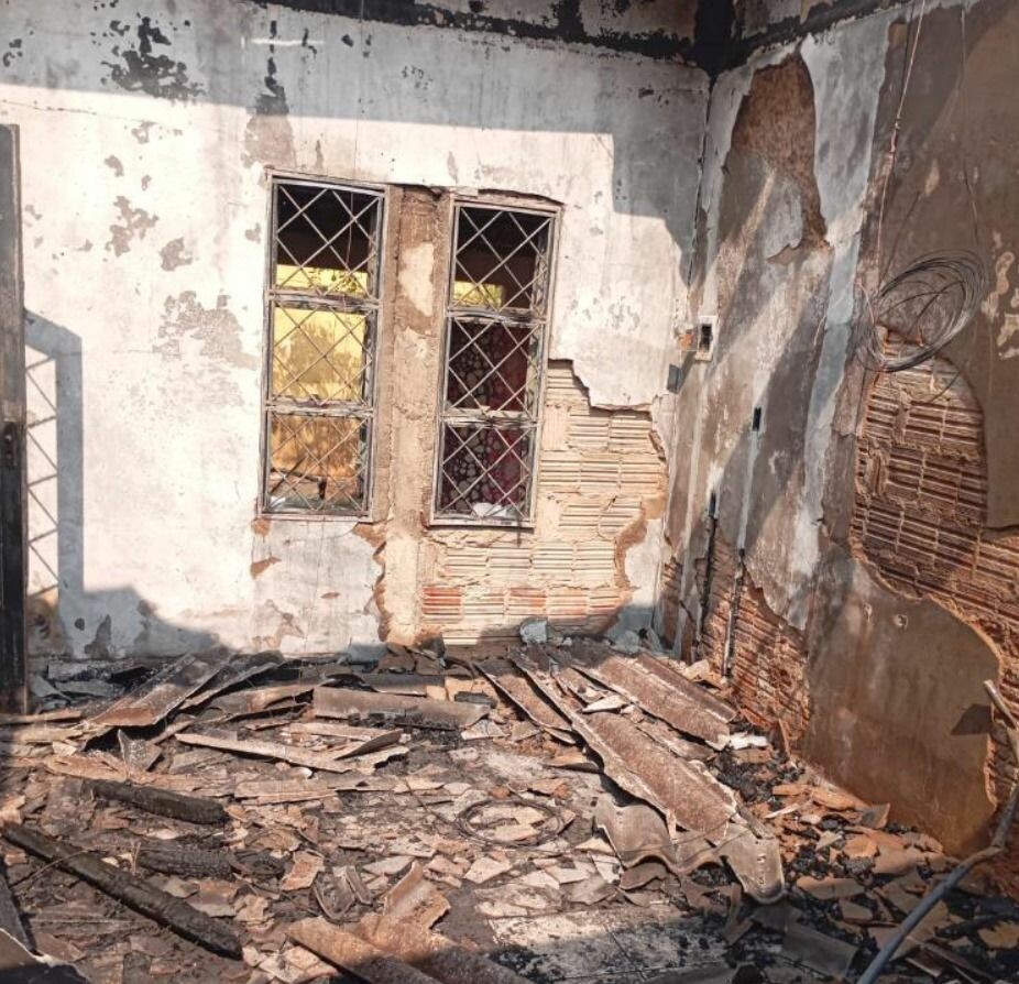 Incêndio mata casal e deixa casa destruída