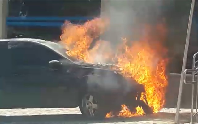 Carro estacionado em frente a uma agência bancária pega fogo em Goiânia