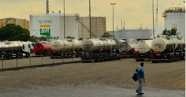 Petroleiros paralisam atividades por 72 horas nas refinarias, diz FUP