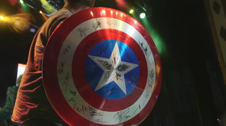 Escudo do Capitão América autografado é leiloado por R$ 207 mil