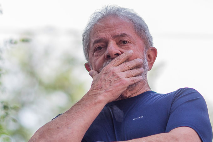 Juiz retira benefícios do ex-presidente Lula, preso em Curitiba