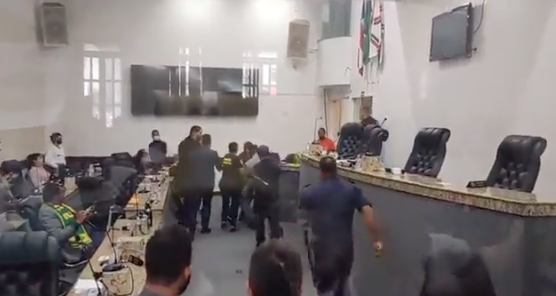 Vereadores saem na porrada na Câmara de Feira de Santana na Bahia