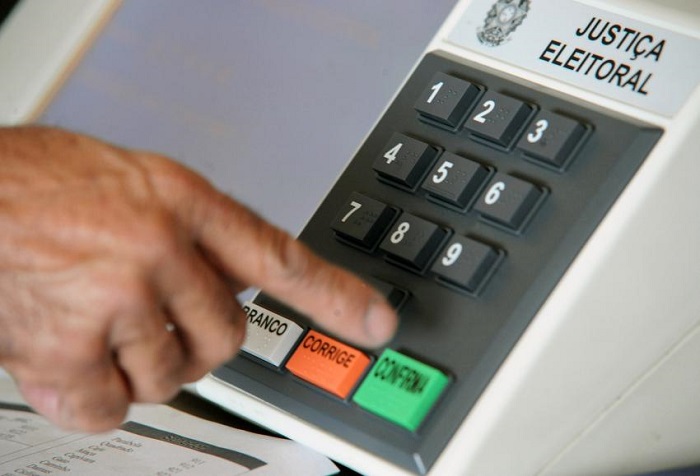 Em Goiânia, eleitores fotografam e filmam voto na cabine de votação