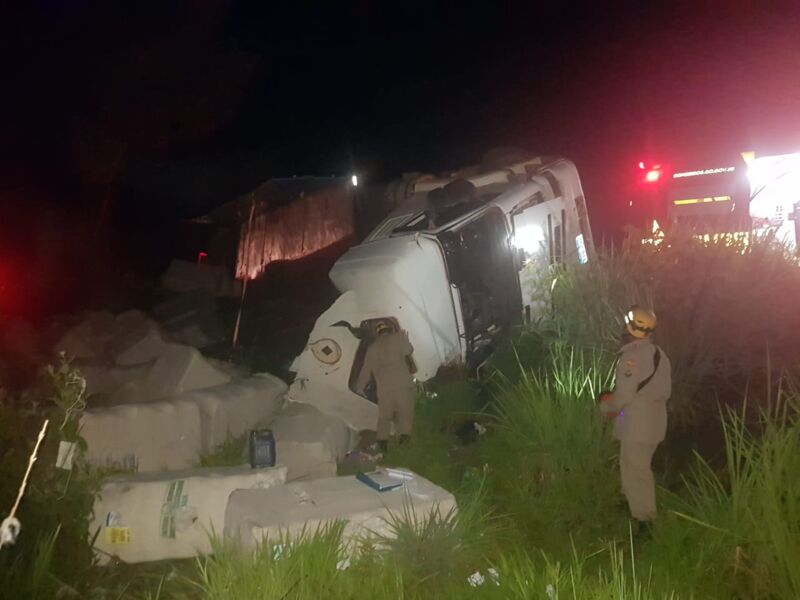 Motorista morre após caminhão sair da pista e capotar, em Mineiros