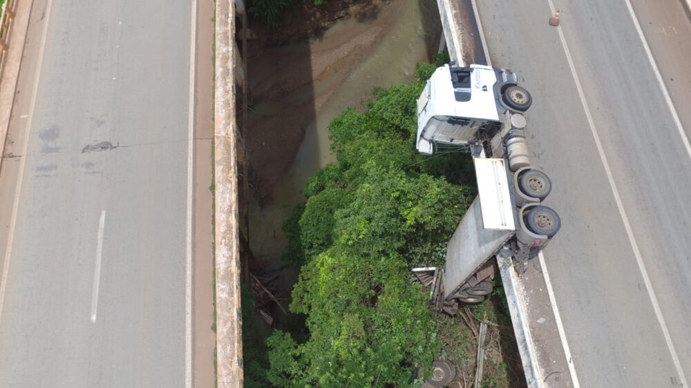 BR-060 será fechada nesta quarta-feira para retirada de carreta que tombou em ponte