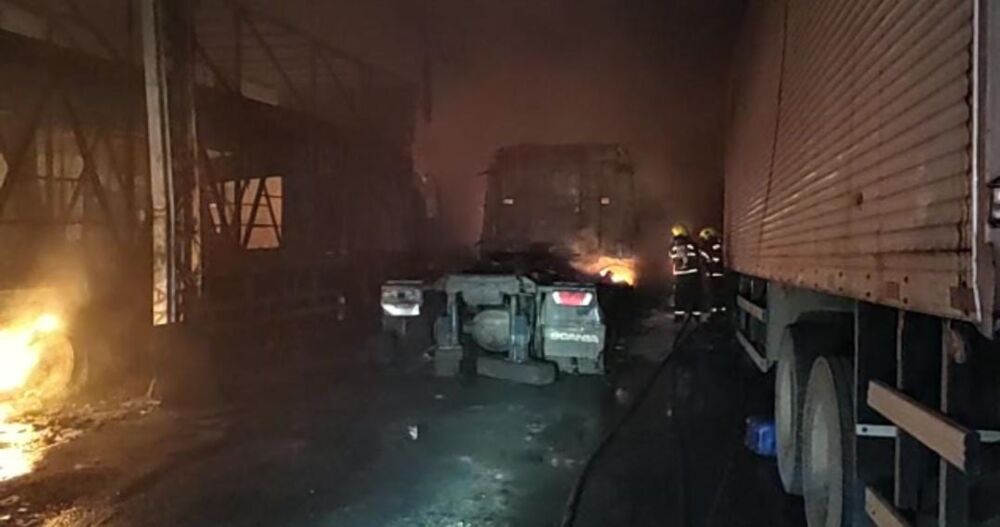 Oficina pega fogo, deixa uma pessoa ferida e 17 veículos destruídos em Anápolis