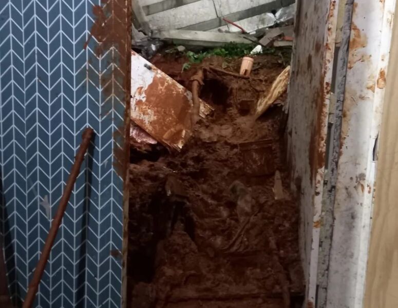 Irmãs morrem soterradas após forte chuva, em Santa Catarina