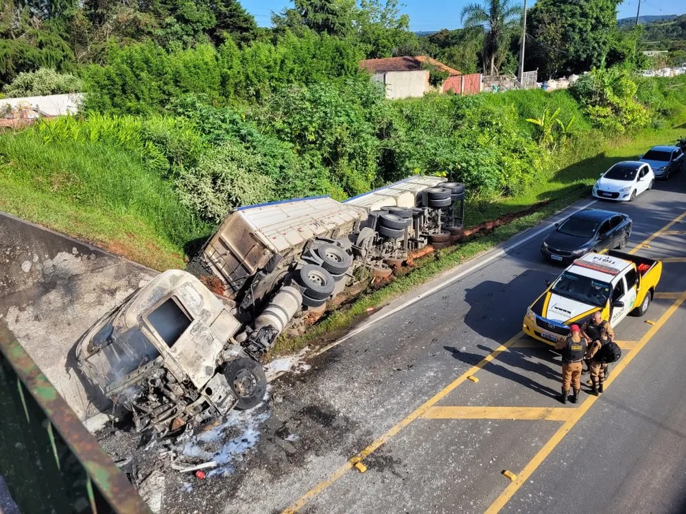 Motorista fica ferido após caminhão tombar e pegar fogo