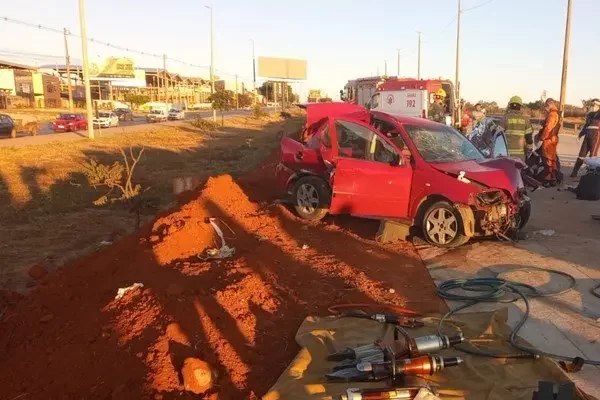 Mulher fica em estado grave após acidente na Via Estrutural no DF