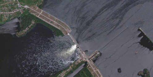 Ucrânia acusa Rússia de destruir grande barragem perto de Kherson e alerta para inundações