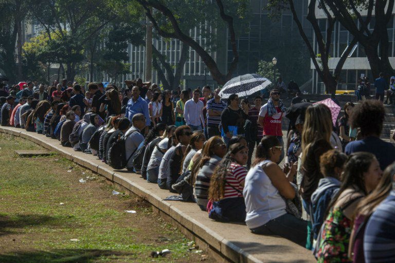Enrolação contra a democracia