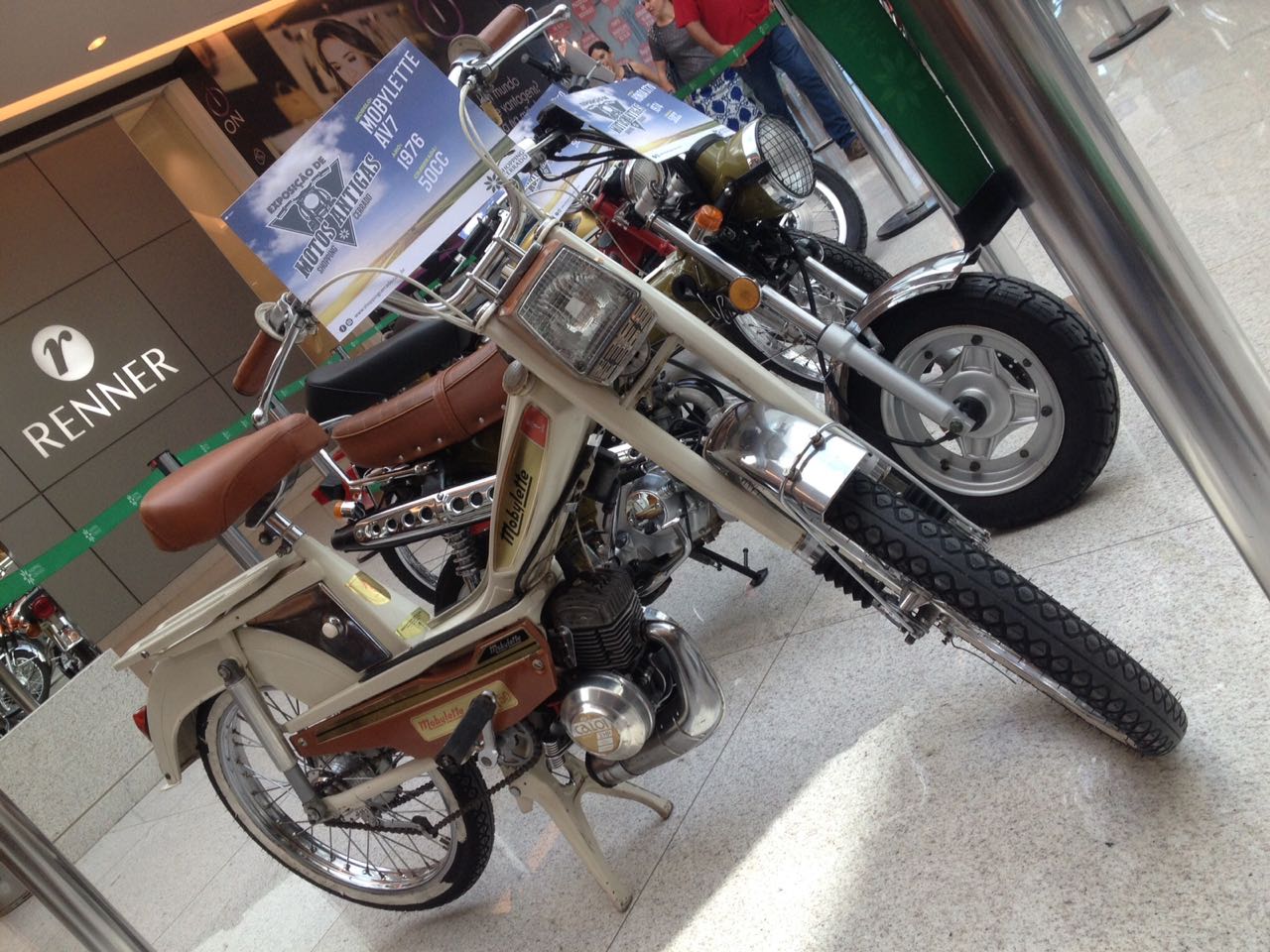 Exposição reúne diversos modelos de motos antigas em Shopping de Goiânia