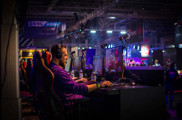 Mercado de e-sports tem números bilionários; saiba como ser um pro-gamer