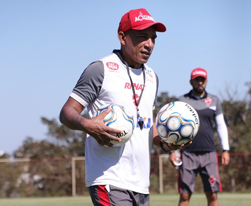 Aliviado por goleada, treinador relativiza pessão sofrida