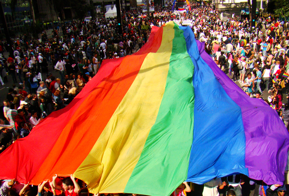 Itamaraty alerta comunidade LGBT a evitar gestos de afeto na Copa