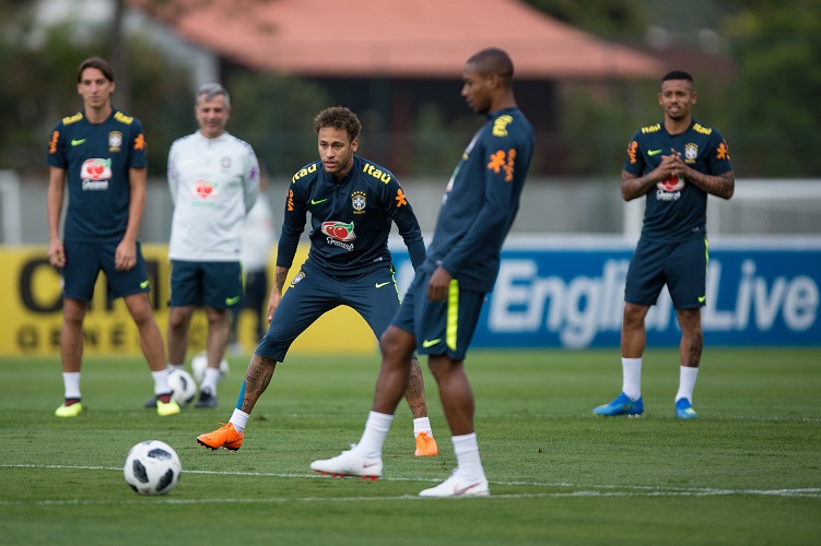 Com Neymar, Tite faz primeiro treino coletivo