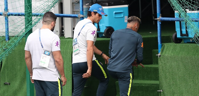 Com dores no tornozelo, Neymar deixa o treino mais cedo