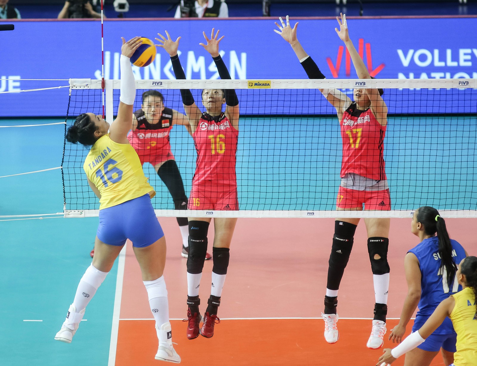 Seleção feminina quebra tabu e bate a China fora de casa