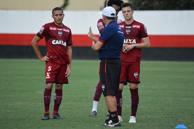 Tencati testa opções para confronto contra o Oeste