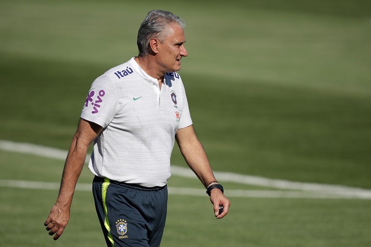 Tite simula retranca suíça em treino tático