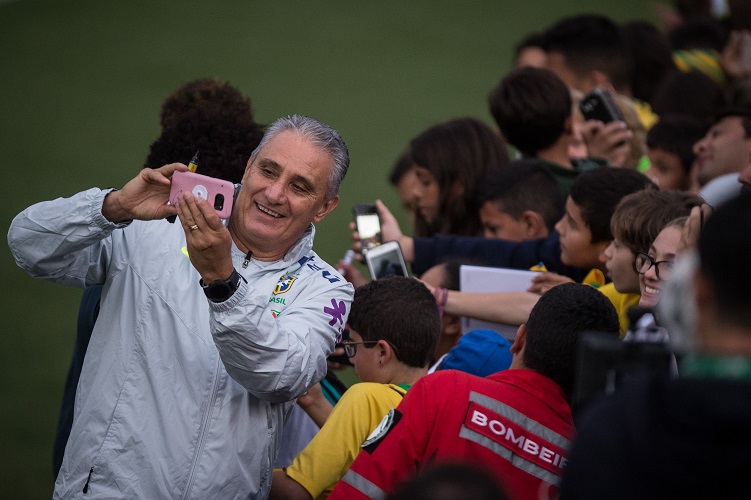 Treino aberto causa tumulto em aniversário de Tite