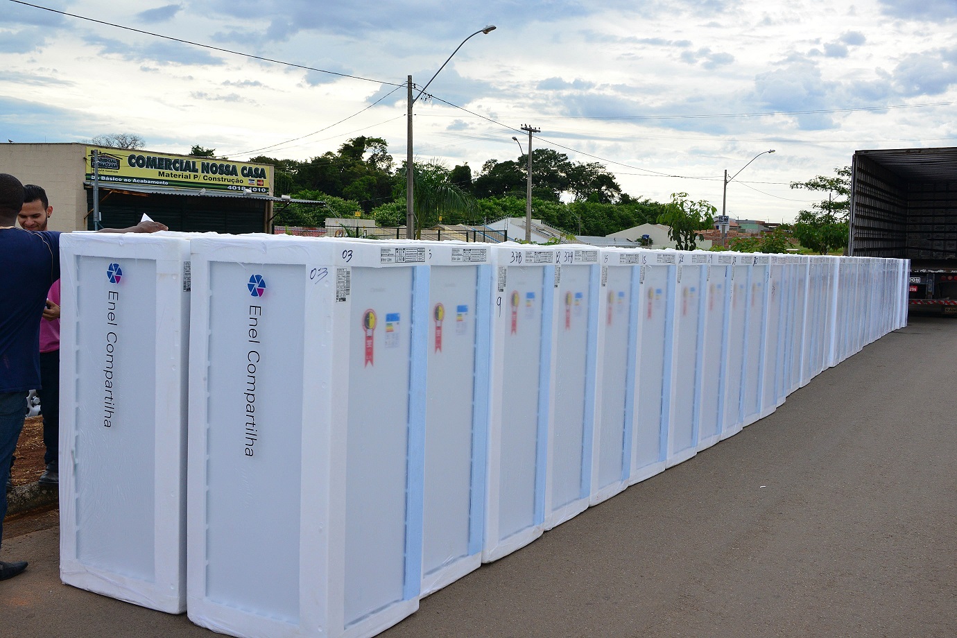 ENEL DISTRIBUIÇÃO GOIÁS TROCA GELADEIRAS EM APARECIDA DE GOIÂNIA