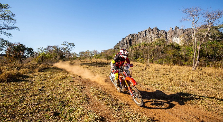Jean Azevedo vence etapa e mantém perseguição ao líder