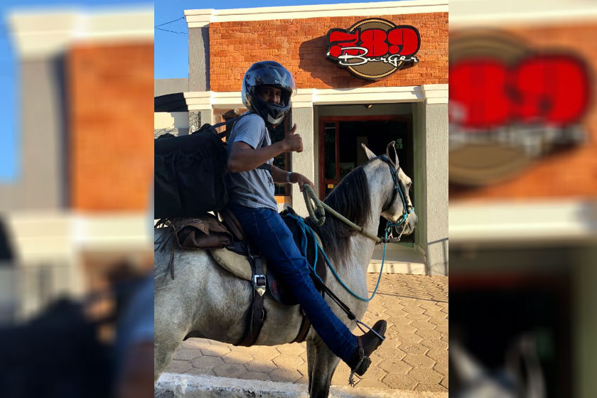 Hamburgueria faz entregas a cavalo para driblar falta de combustível