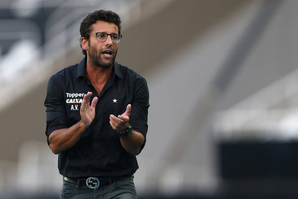 Alberto Valentim está próximo de acerto