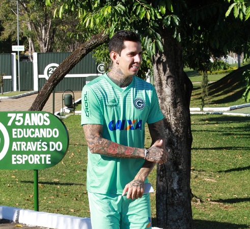 Zagueiro que não joga há quase um ano se apresenta