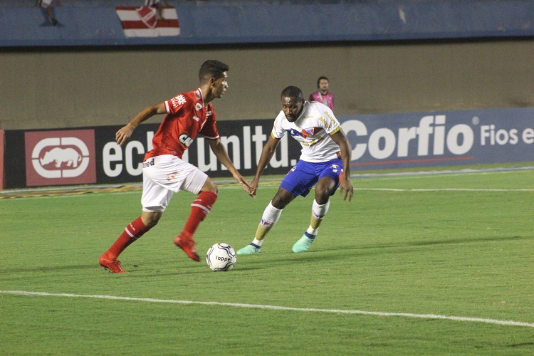 Tigre martela, mas não fura