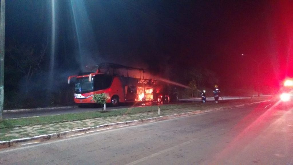 Ônibus com 21 passageiros pega fogo na BR-153