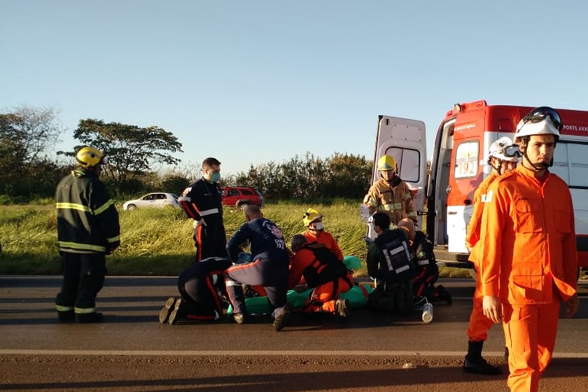 Jovem fica gravemente ferido após colisão entre carro e carroça