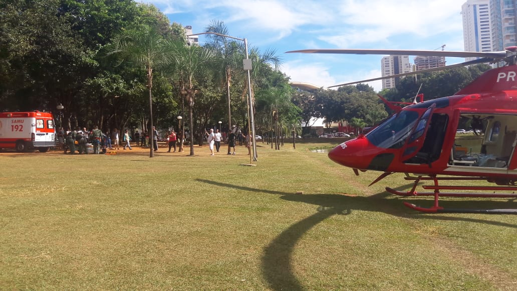 Mulher com problemas no coração é socorrida por helicóptero dos bombeiros em parque de Goiânia