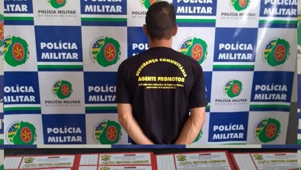 Homem que se passava por policial é preso ao tentar aplicar golpe em comerciante
