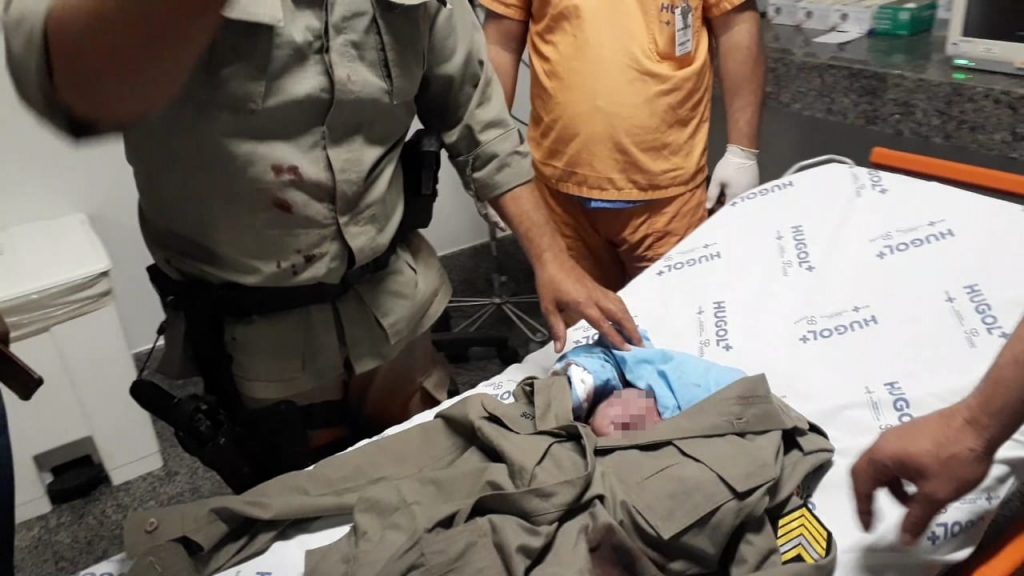 PMs realizam parto de emergência dentro de carro na GO-070, em Goiânia