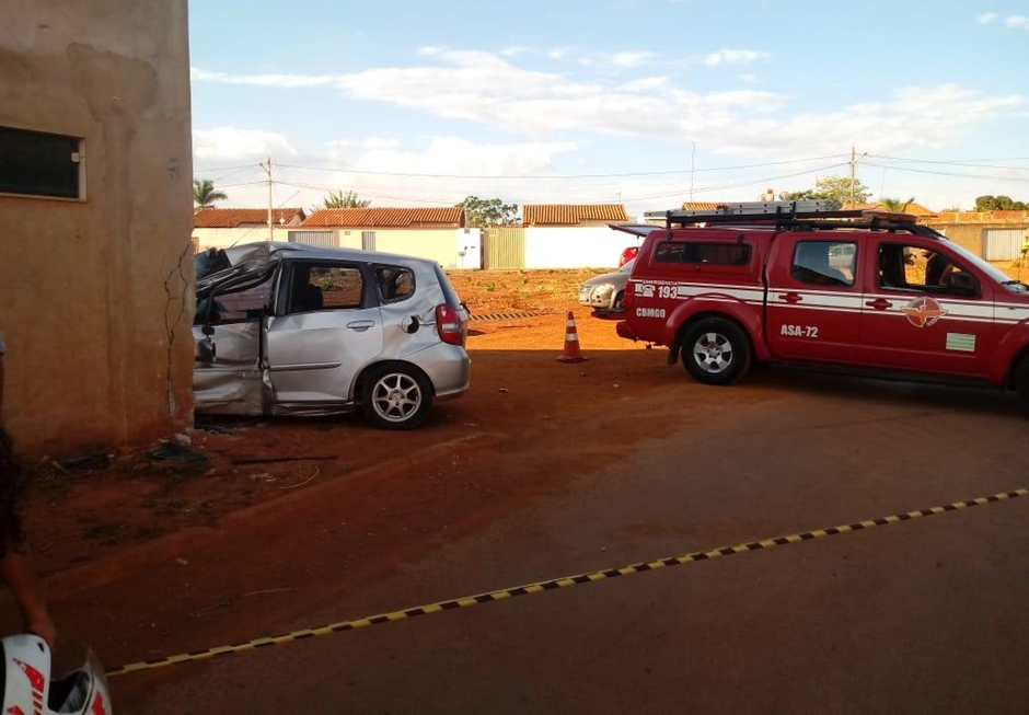 Motorista morre após atropelar jovens e cachorro e bater carro contra galpão, em Formosa