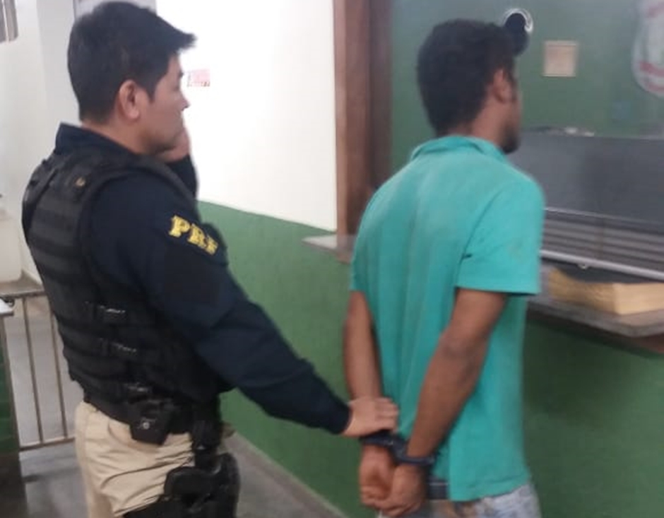 Foragido é preso após pedir copo de água em posto da Polícia Rodoviária Federal