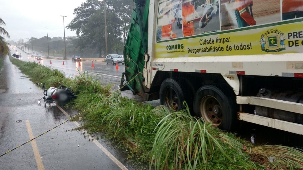 Motociclista morre após ser atingida por caminhão de coleta de lixo na GO-020