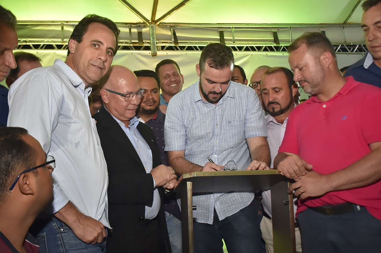 Prefeitura de Aparecida começa a asfaltar o Setor Pontal Sul