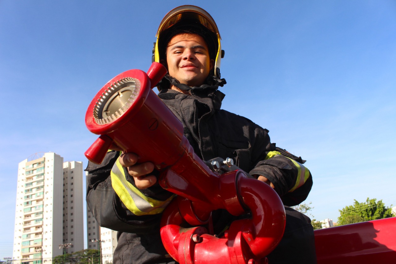 Jovem com síndrome de down conhece quartel do CBMGO