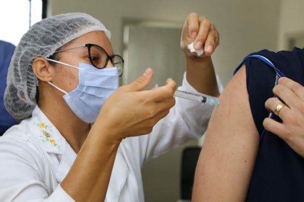 Goiânia irá vacinar pessoas a partir de 52 anos