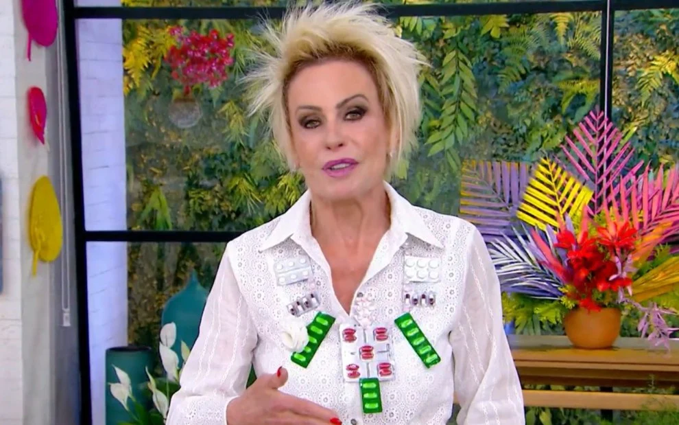 Ana Maria Braga usa colar de remédios para protestar contra reajuste: "Artigo de luxo'