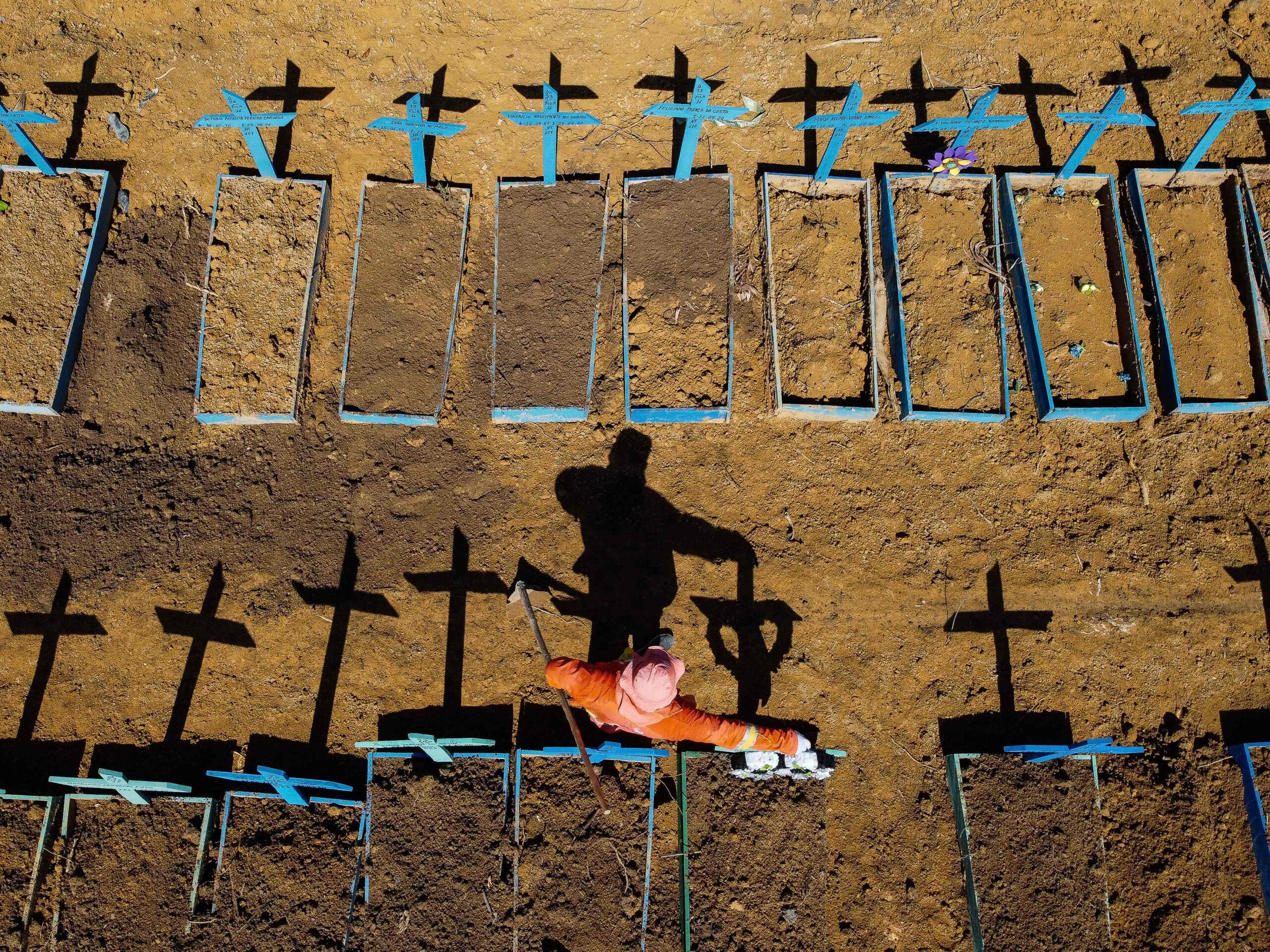 Mundo ultrapassa marca de 2 milhões de mortes por covid-19