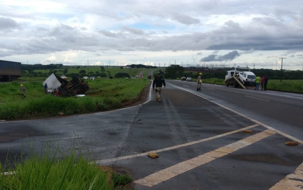 Três pessoas morrem atropeladas por um caminhão na BR-060
