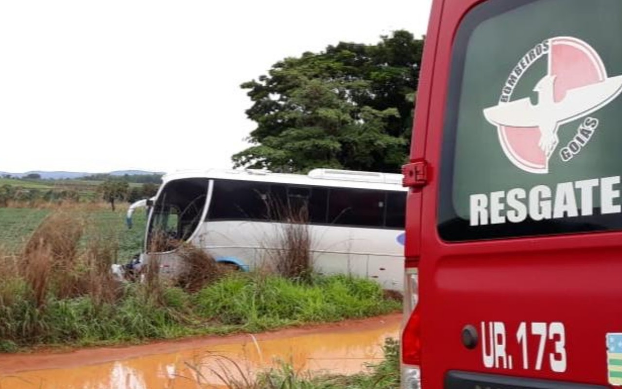 Acidente envolvendo carro e ônibus mata cinco pessoas na BR-020, em Formosa