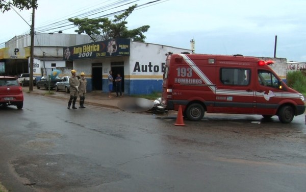 Motociclista morre ao ser atropelada por caminhão, em Goiânia