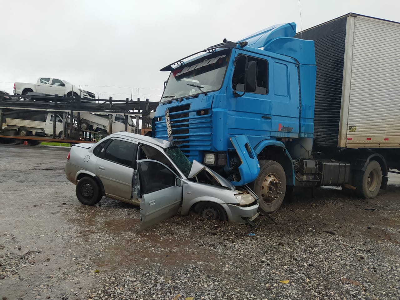 Acidente na BR153 deixa dois feridos e um morto