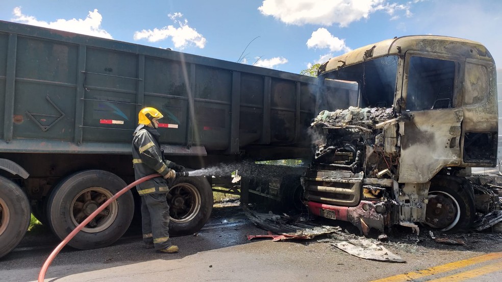 Batida entre carro, moto e dois caminhões em Divinópolis causa explosão e fogo